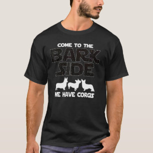 Die Besitzer der Korgi-Hunde kommen auf die Seite  T-Shirt