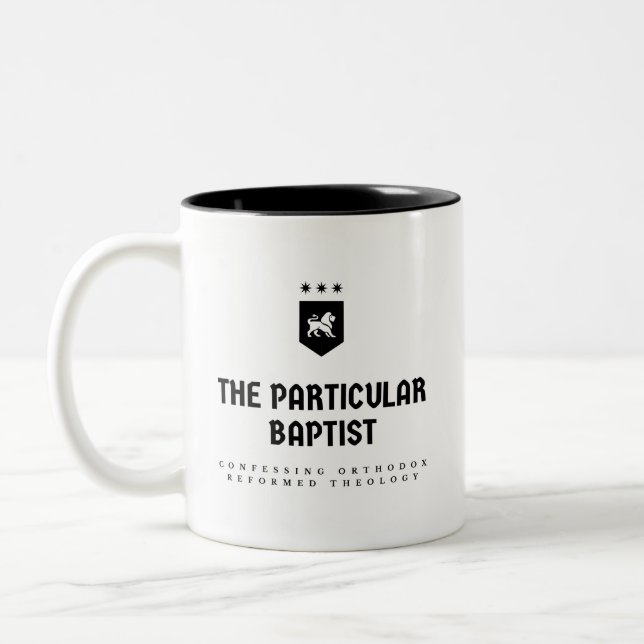 Die besondere zweifarbige Tasse des Baptisten (Links)