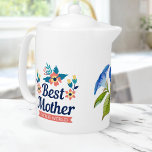 Die beste Mutter der Welt | Muttertag<br><div class="desc">Lassen Sie Ihren Lieblings-Tee mit einer Touch von Eleganz und Sentimentalität in dieser atemberaubenden Teekanne "Beste Mutter der Welt", die mit einer wunderschönen Blume in blauen Aquarellen geschmückt ist. Die blauen Blumen und die grünen Blätter machen Pop vor dem Hintergrund des weißen Porzellans und machen es zu einer stilvollen und...</div>