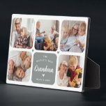 Die beste Oma-Fotosammlung der modernen Welt Fotoplatte<br><div class="desc">Moderne Foto-Plakette für Oma! Das Design besteht aus einer Collage aus Fotos mit 5 gewölbten quadratischen Quadrat-Bildern und einem farbigen Block,  der mit dem Text 'Das Beste Oma der Welt',  einem niedlichen kleinen weißen Herz und Namen/s,  in jede beliebige Farbe geändert werden kann.</div>