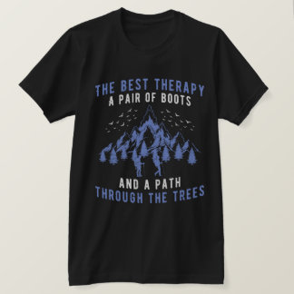 Die beste Therapie Ein Paar Stiefel Wandern T-Shirt