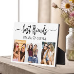 Die besten Freunde 3 Foto Collage Keepake Fotoplatte<br><div class="desc">Feiern Sie Ihre Freundschaft mit den besten Freunden 3 Foto Collage Keepake Plaque. Diese personalisierte Gedenktafel besticht durch eine wunderschön arrangierte Collage aus drei hochgeschätzten Fotos, in der besondere Momente eingefangen werden, die Sie mit Ihren nahen Freunden teilen. Es ist aus hochwertigen Materialien gefertigt und eignet sich ideal für die...</div>