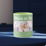 Die besten Freunde Foto Salbei Tasse<br><div class="desc">Ein brauner Hintergrund. Personalisieren und fügen Sie Ihr eigenes Foto, Auswahl Ihrer besten Freunde(s) Ihren Namen und Ort der Veranstaltung. Der Text: Friends for Life ist mit einem modernen Stilskript geschrieben. Perfekt als Geschenk für sich selbst oder als Geburtstag- oder Weihnachtsgeschenk für Ihre Freunde.</div>