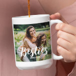 Die besten Freunde - individuell angepasste FotoCo Kaffeetasse<br><div class="desc">Diese moderne Tasse der besten Freunde, Foto Collage, ist das ideale Geschenk für Ihren besten Freund, mit 4 Ihrer Lieblingsfotos, der Text BESTIE in einem lustigen Skript-Schriftart, und dann personalisieren Sie mit Ihren Namen. Fantastisch als Weihnachten, Abschluss, Galatinen, Geburtstag oder Geschenk für jede andere besondere Gelegenheit, der Schriftart Stil, Größe...</div>