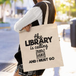 Die Bibliothek ruft an und ich muss Bücher lesen Tragetasche<br><div class="desc">Die lustige Bücherwurm-Sprichwort-Tasche,  die lautet: "Die Bibliothek ruft an und ich muss gehen". Ein großartiges Geschenk für Leser und Buchliebhaber.</div>