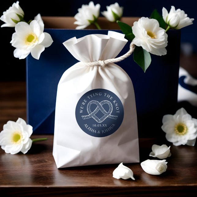 Die Bindung der Brustwarzen an die Navy und die We Runder Aufkleber (Tying The Knot Rope Heart Nautical Navy & White Classic Round Sticker)