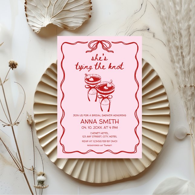 Die Bindung des roten rosa Knokett-Brautparty Einladung (She's tying the Knot Coquette Bow Red Pink Bridal Shower Hand Drawn Cute Feminine Elegant)