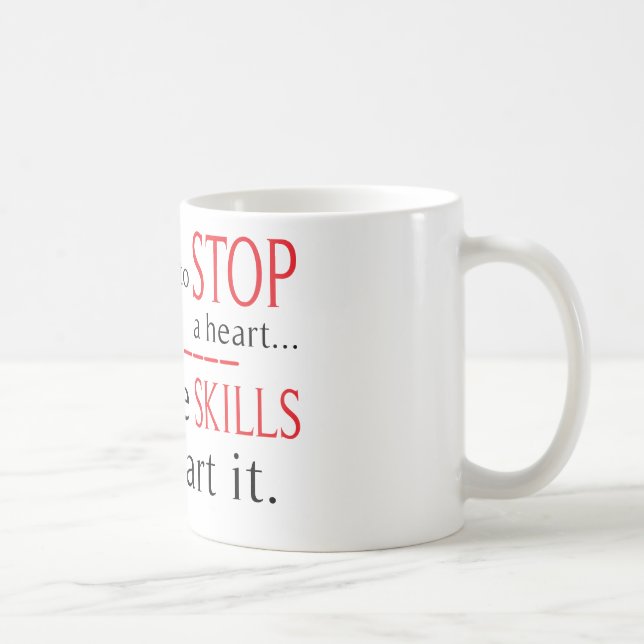 Die Blicke, zum einer Herz-Krankenpflege-Tasse zu Kaffeetasse (Rechts)