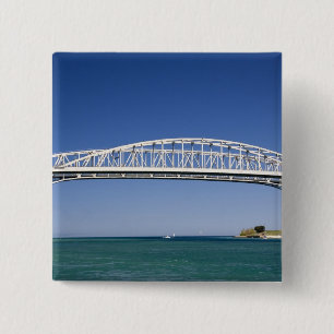 Die Blue Water Bridge ist eine zweispurige Brücke Button