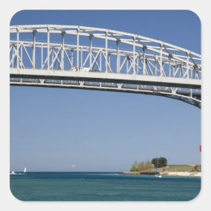 Die Blue Water Bridge ist eine zweispurige Brücke Quadratischer Aufkleber