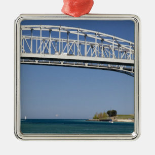 Die Blue Water Bridge ist eine zweispurige Brücke Silbernes Ornament
