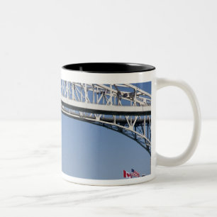 Die Blue Water Bridge ist eine zweispurige Brücke  Zweifarbige Tasse