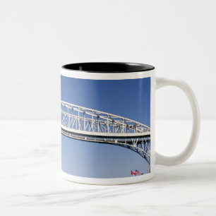 Die Blue Water Bridge ist eine zweispurige Brücke Zweifarbige Tasse