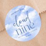 Die Braut ist auf Cloud Nine Blue Brautparty Runder Aufkleber<br><div class="desc">Dies sind die Braut ist auf Cloud Nine Brautparty Gefallen Aufkleber!</div>