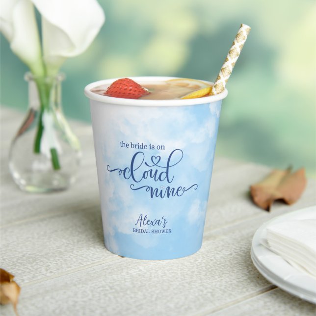 Die Braut steht auf Cloud 9 Pappbecher (In Situ)