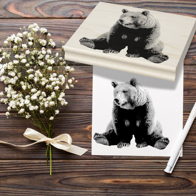 Die Briefmarke des Chill Brown Bären Gummistempel (Sit a spell. Stamp a vibe. - A Rustic Etched Design for Your Coziest Crafts)