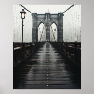Die Brooklyn-Brücke in Schwarz-Weiß im Nebel Poster