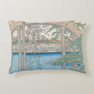 Die Brücke mit Glyzinien oder Kameido Tenjin Zierkissen