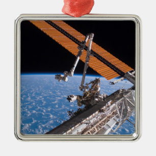 Die Canadarm2 und Solarstromanlageplattenflügel Silbernes Ornament