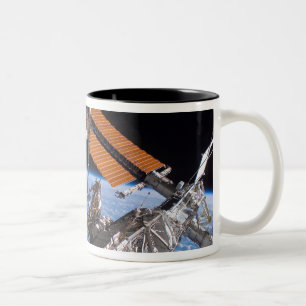 Die Canadarm2 und Solarstromanlageplattenflügel Zweifarbige Tasse