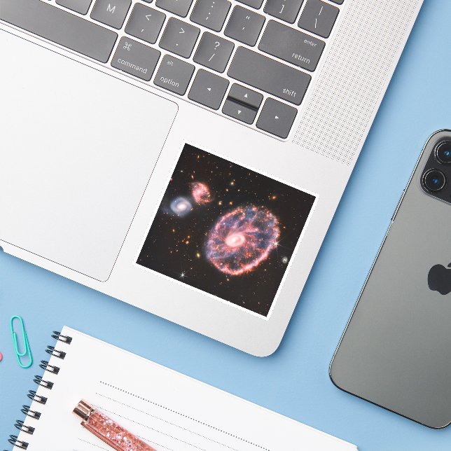 Die Cartwheel Galaxie und ihre Begleitgalaxien. Aufkleber (Laptop mit iPhone)