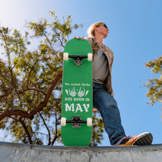 DIE COOLEN CHICKS SIND IM MAI GEBOREN SKATEBOARD (Außenbereich 1)