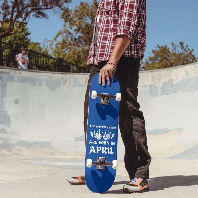 DIE COOLEN SCHICKEN SIND IM APRIL GEBOREN SKATEBOARD (Außenbereich 2)