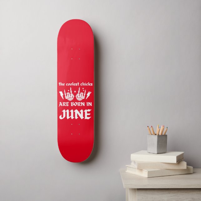 DIE COOLEN SCHICKEN SIND IM JUNI GEBOREN SKATEBOARD (Wandkunst)