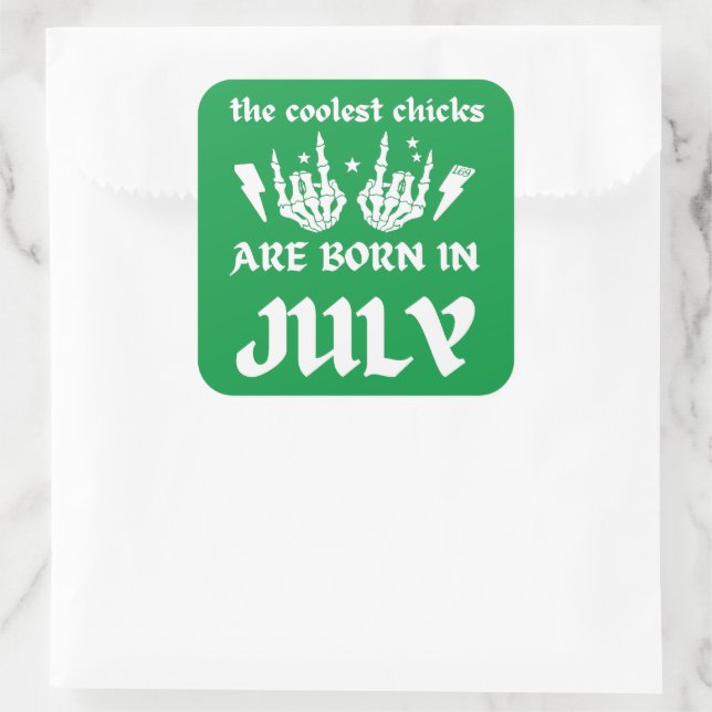 DIE COOLSTEN CHICKS SIND IM JULI GEBOREN QUADRATISCHER AUFKLEBER (Tasche)