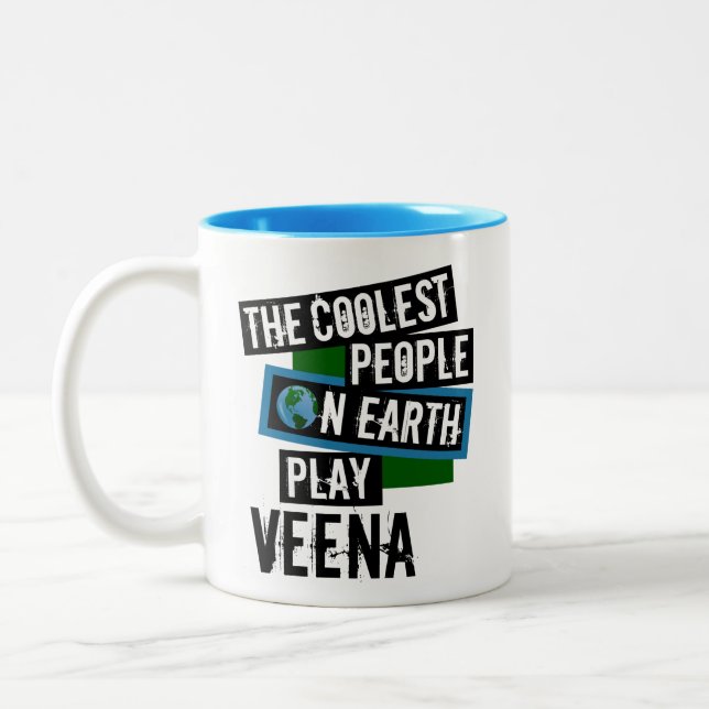 Die Coolsten Menschen der Erde spielen Veena Zweifarbige Tasse (Links)