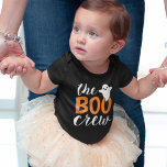 Die Crew Orange Halloween Baby Strampler<br><div class="desc">Moderne,  auf Halloween Shirt abgestimmte Gestaltung mit dem Text "The Boo Crew" in orangefarbenen und weißen Buchstaben mit einem kleinen Geisterakzent. Bestellen Sie für jedes Mitglied Ihrer Crew.</div>