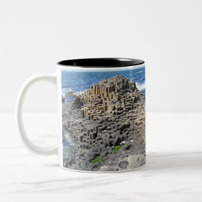 Die Damm des Riesen -- Antrim-Küsten-Tasse Zweifarbige Tasse (Links)