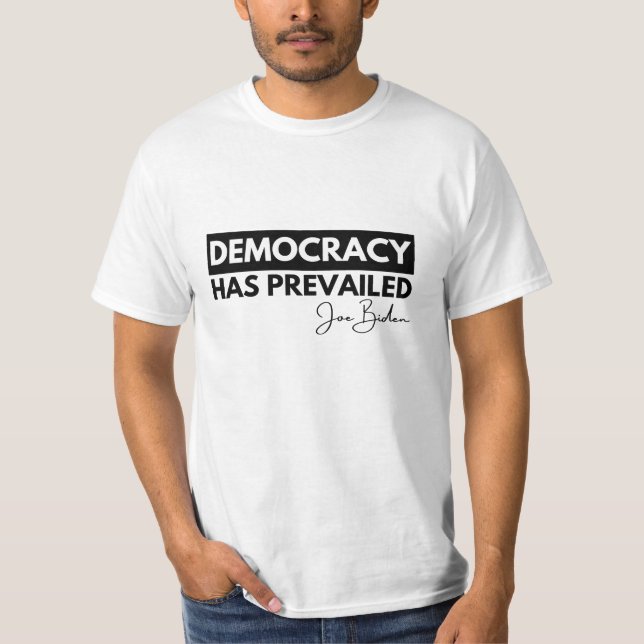 Die Demokratie hat Joe Biden durchgesetzt T-Shirt (Vorderseite)