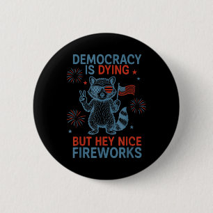 Die Demokratie stirbt, aber hey, netter Feuerwerk- Button