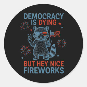 Die Demokratie stirbt, aber hey, netter Feuerwerk- Runder Aufkleber