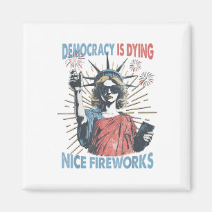 Die Demokratie stirbt, aber Hey, Nice Fireworks Fu Magnet