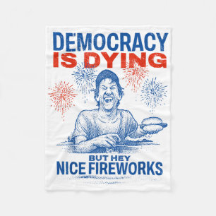 Die Demokratie stirbt, aber Hey, Nizza Feuerwerk 4 Fleecedecke