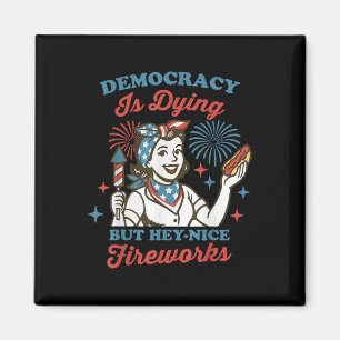 Die Demokratie stirbt, aber hey, schöne Feuerwerke Magnet