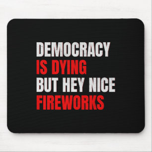 Die Demokratie stirbt, aber hey, schöne Feuerwerke Mousepad