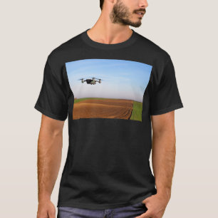 Die Drohne fliegt über das Pflugfeld 1 T-Shirt