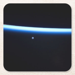 Die dünne Atmosphäre der Erde und ein blühender Mo Rechteckiger Pappuntersetzer