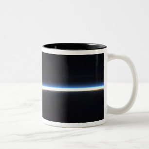Die dünne Linie der Atmosphäre der Erde Zweifarbige Tasse