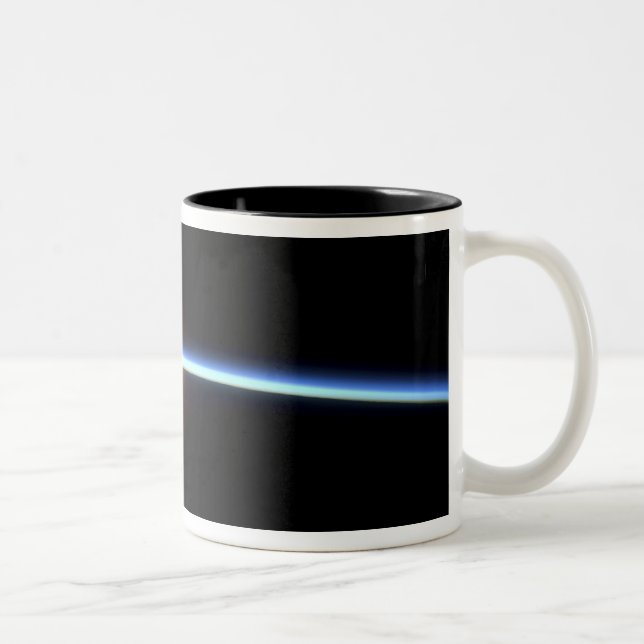 Die dünne Linie der Erdatmosphäre 2 Zweifarbige Tasse (Rechts)