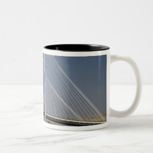 Die Ed Hendler Brücke überspannt den Columbia Rive Zweifarbige Tasse