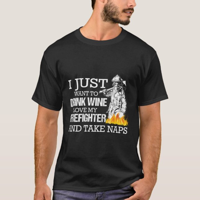 Die Ehefrau des Feuerwehren präsentiert Design auf T-Shirt (Vorderseite)