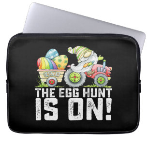 Die Eiersuche ist auf Gnom lustige Ostern Laptopschutzhülle