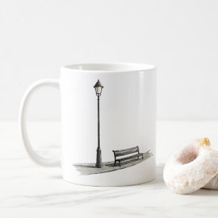 Die einfache Straßenlampe und die einladende Bank Kaffeetasse