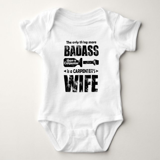 Die einzige Sache mehr Badass als ein Tischler ist Baby Strampler (Vorderseite)