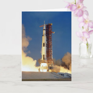 Die Erde bebt, während die Saturn V den Himmel zur Karte