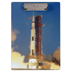 Die Erde bebt, während die Saturn V den Himmel zur Klemmbrett